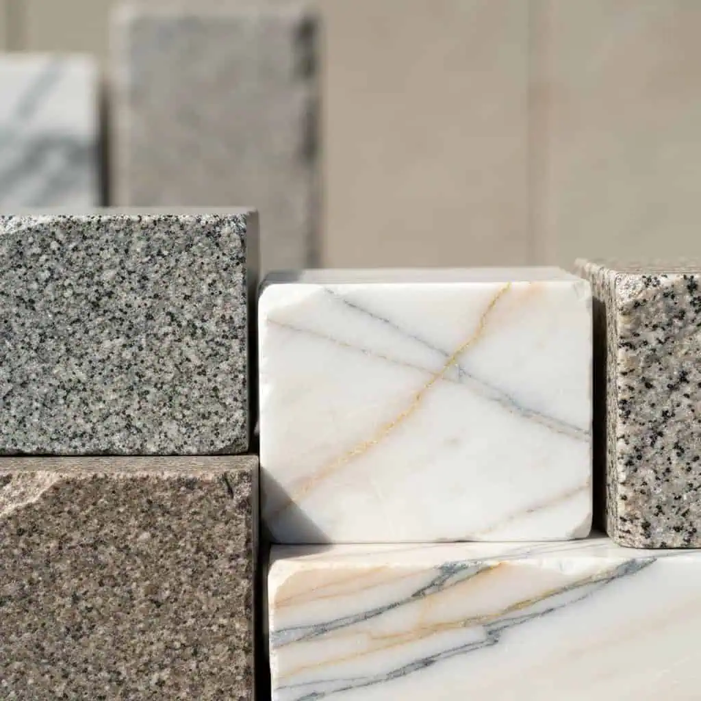 Blat z kamienia naturalnego: granit kontra marmur – który wybrać?